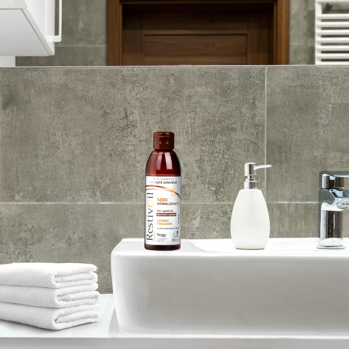 Restivoil Fisiologico Sebonormalizzante Olio Shampoo 250 ml Lavaggi Frequenti