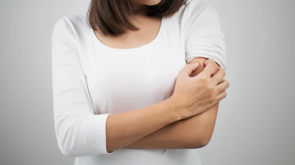 Come alleviare il Prurito dato dalla Dermatite Atopica? Soluzioni e Consigli