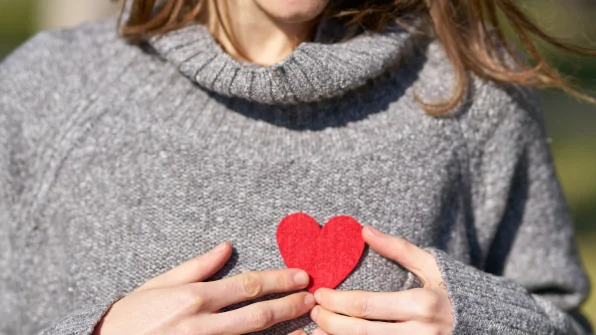 Sintomi infarto donne: segnali da riconoscere e cosa fare