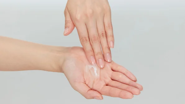 Le Migliori Creme Mani riparatrici e idratanti divise per principi attivi