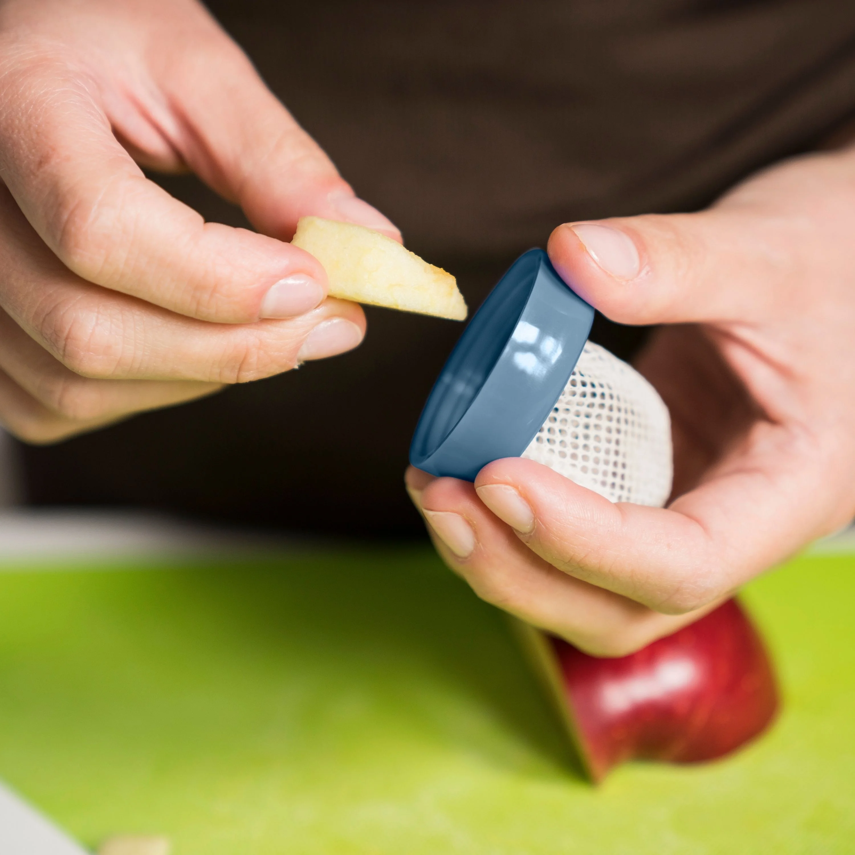 Nuvita Flavorillo YUM&GUM Mangiafrutta e Massaggiagengive 2 In 1 Sage Green Dai 6 Mesi
