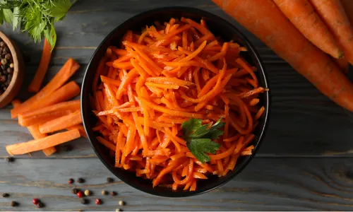 piatto a base di spaghetti di carote