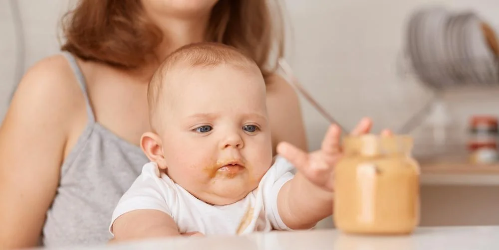 Come iniziare lo svezzamento di un neonato nel modo giusto
