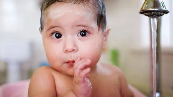 Come fare il bagnetto al neonato da sola: consigli utili